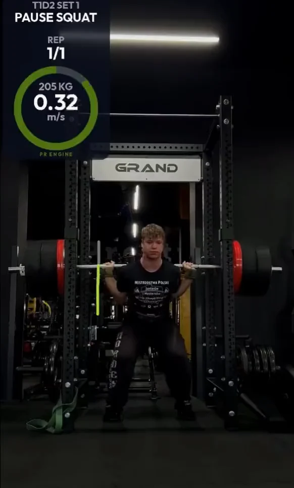 Analiza pause squat z ciężarem 205 kg: prędkość sztangi 0,32 m/s podczas powtórzenia.